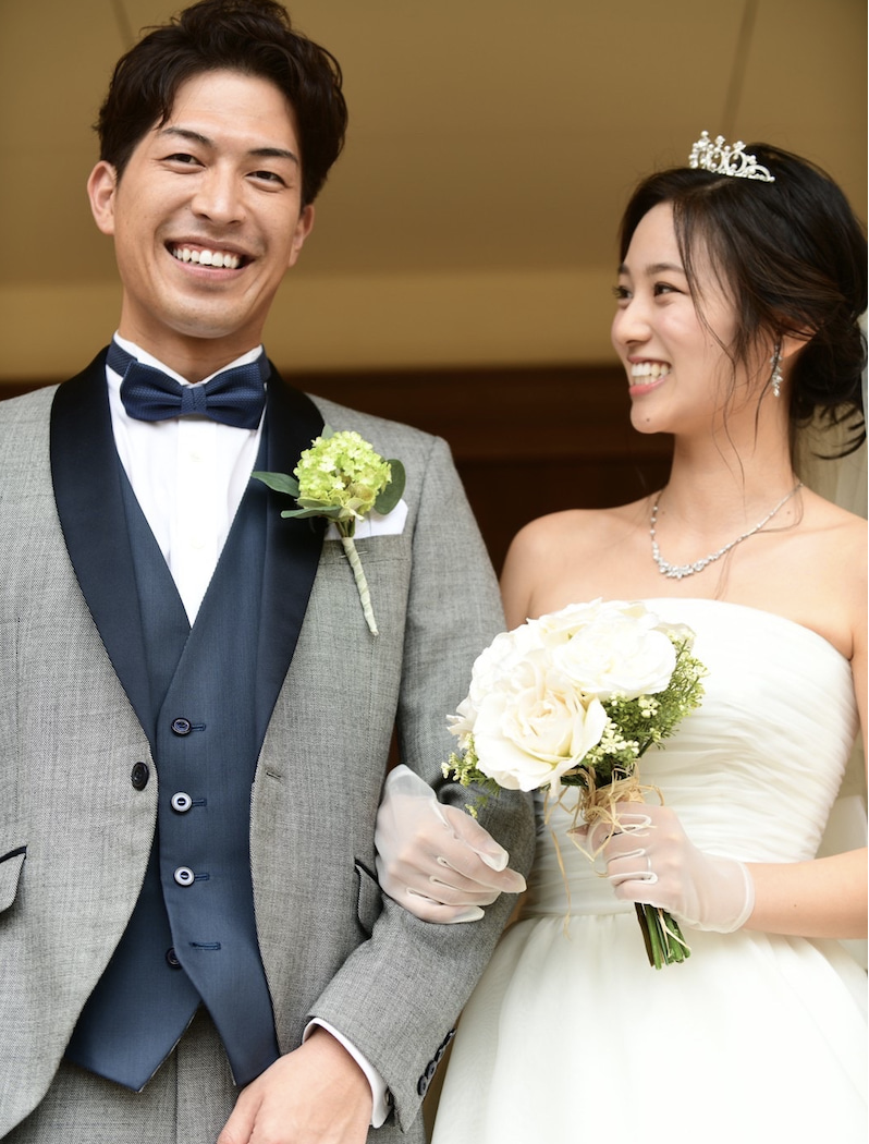 結婚式をする濱崎麻莉亜と西片圭佑