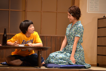 舞台『君となら』で共演した竹内結子とイモトアヤコ