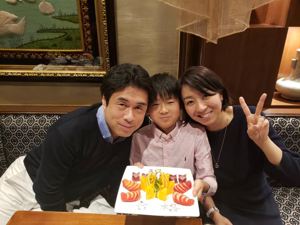 息子の合格祝い(白須賀貴樹衆院議員のFacebookより)