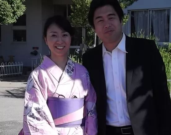 白須賀貴樹衆院議員と妻