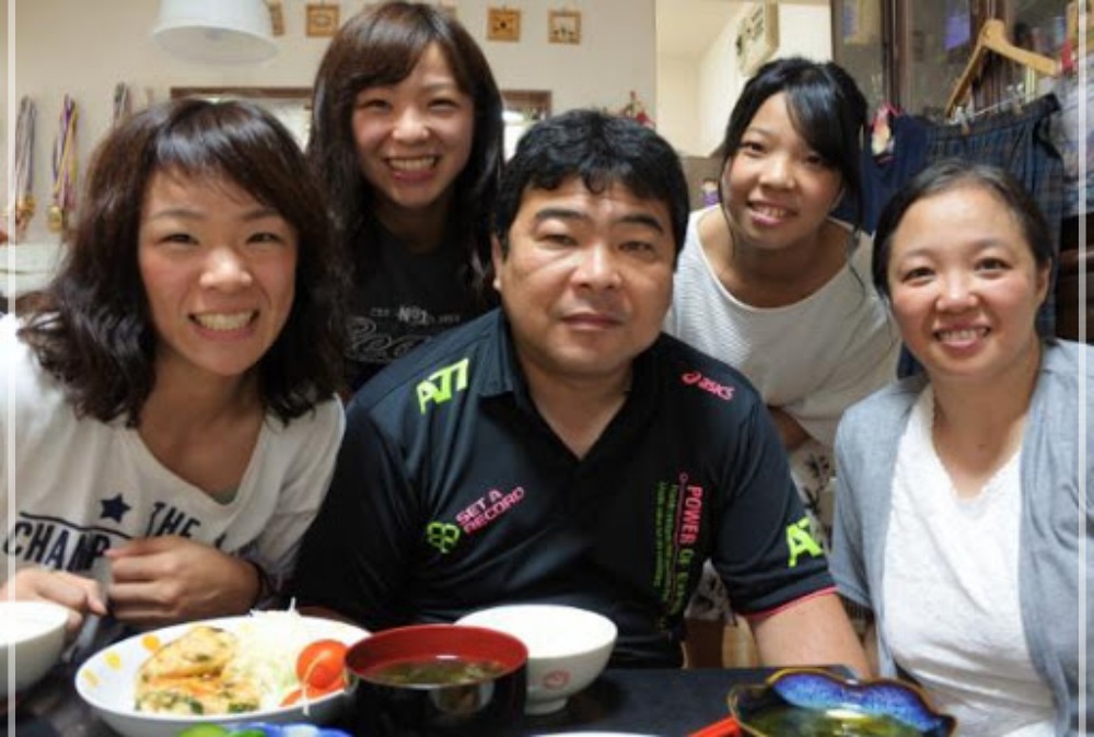 川井梨沙子 家族構成　左から梨沙子さん、由香子さん、考人さん、優梨子さん、初江さん